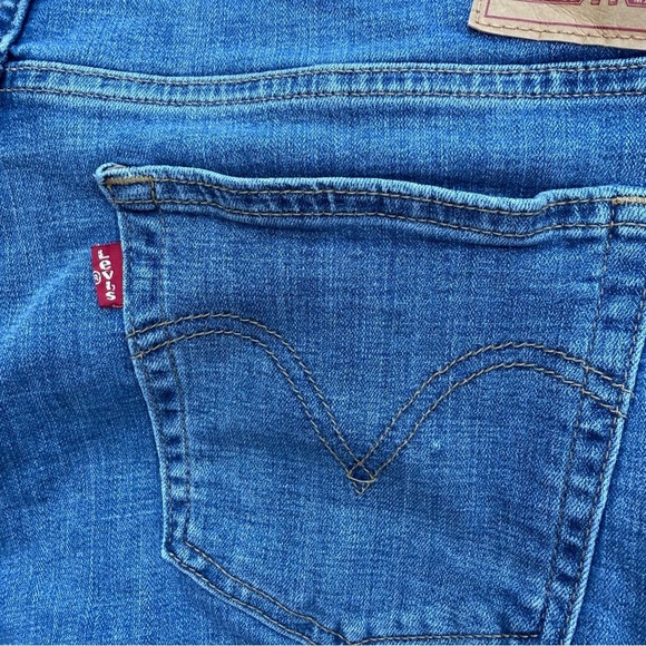 Levi’s Women’s Boyfriend Distressed Jeans – Size 32 W32 L27 – Medium Wash - Picture 8 of 10